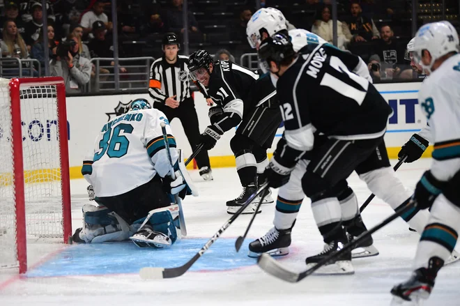 Anže Kopitar (11) ni našel načina, kako premagati vratarja San Joseja Zacha Sawchenka. FOTO: Gary A. Vasquez/Usa Today Sports
