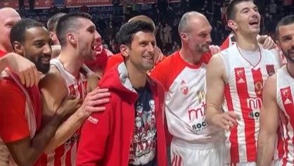 Novak Đoković med proslavljanjem zmage s košarkarji Crvene zvezde. FOTO: Instagram

