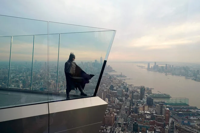 Dom Charland, oblečen v Batmana, pozira fotografu na robu najvišje zunanje ploščadi na zahodni polobli, ki se nahaja na v newyorški soseski Hudson Yards. Foto: Timothy A. Clary/Afp