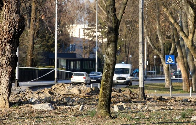 Glede na luknjo, ki jo je pustil za seboj, je dron očitno eksplodiral. FOTO: AFP
