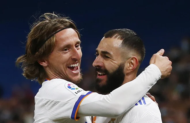 Realova zvezdnika Luka Modrić in Karim Benzema sta skupaj stara 70 let (Hrvat 36, francoski Alžirec 34) in sta utelešenje nogometaša, ki ga odlikujeta pripadnost in profesionalizem. FOTO: Javier Barbancho/Reuters
