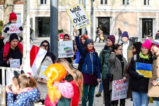 Protest poti vojni v Ukrajini so v medsebojnem sožitju v Ljubljani pripravili Rusi, Belorusi in Ukrajinci, med njimi tudi pravkar prispeli begunci. Foto Črt Piksi