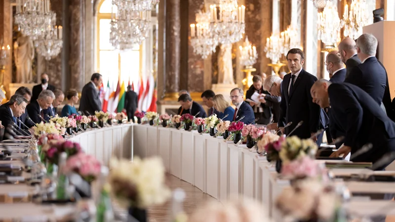 Fotografija: Če bo Putin okrepil bombardiranje in bo Kijev oblegan, bodo sprejete nove obsežne sankcije, je v Versaillesu napovedal francoski predsednik Emmanuel Macron. FOTO:Ian Langsdon/ Reuters
