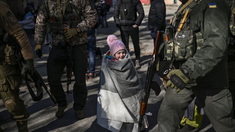 Fotografija: Otrok čaka na evakuacijo iz mesta Irpin severno od Kijeva. Ruske sile so se 10. marca z oklepnimi vozili pripeljale na severovzhodni rob Kijeva in obkolile ukrajinsko prestolnico. Severozahodna predmestja Kijeva, kot sta Irpin in Buča, so že več kot teden dni podvržena obstreljevanju in bombardiranju, zaradi česar je prišlo do množične evakuacije. Foto: Aris Messinis/Afp
