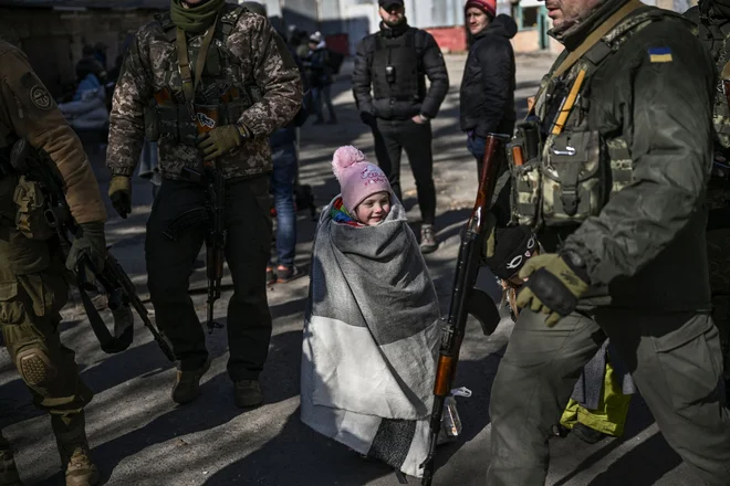 Otrok čaka na evakuacijo iz mesta Irpin severno od Kijeva. Ruske sile so se 10. marca z oklepnimi vozili pripeljale na severovzhodni rob Kijeva in obkolile ukrajinsko prestolnico. Severozahodna predmestja Kijeva, kot sta Irpin in Buča, so že več kot teden dni podvržena obstreljevanju in bombardiranju, zaradi česar je prišlo do množične evakuacije. Foto: Aris Messinis/Afp
