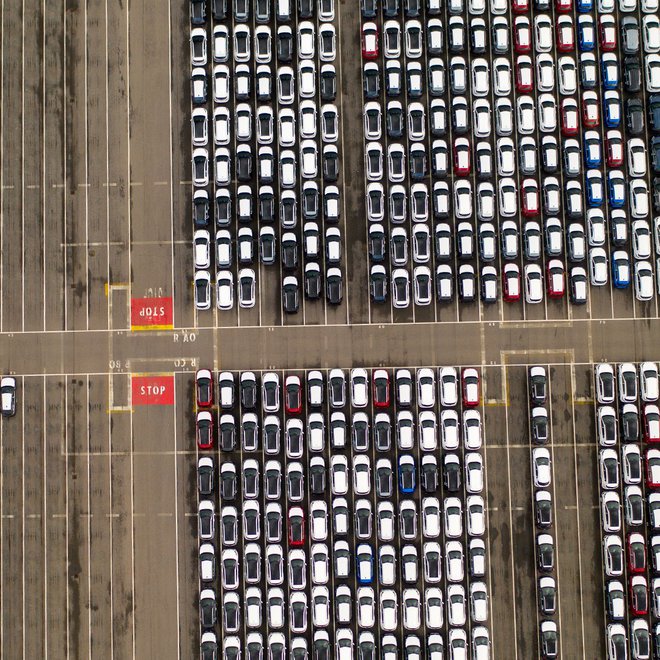 Medtem ko večina avtomobilistov s težavo zagotavlja zadostno ponudbo, imajo pri Kii v zalogi preko 3.000 novih vozil, ki jih kupci lahko odpeljejo takoj. Vir: Adobe Stock
