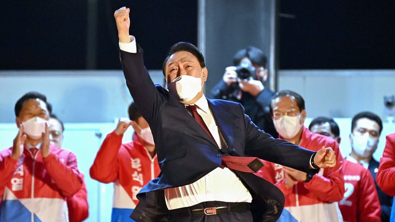 Fotografija: Južna Koreja je v sredo dobila novega predsednika. Po celonočnem preštevanju glasov je s slabim odstotkom prednosti konservativec Jun Suk Jol premagal kandidata vladajoče Demokratske stranke Li Dže Mjunga. FOTO: Jung Yeon-je/AFP
