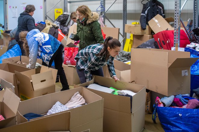 Pomoč prihaja z vseh koncev, v logističnem centru Perutnine Ptuj množici prostovoljcev dela ne zmanjka. FOTO: Voranc Vogel
