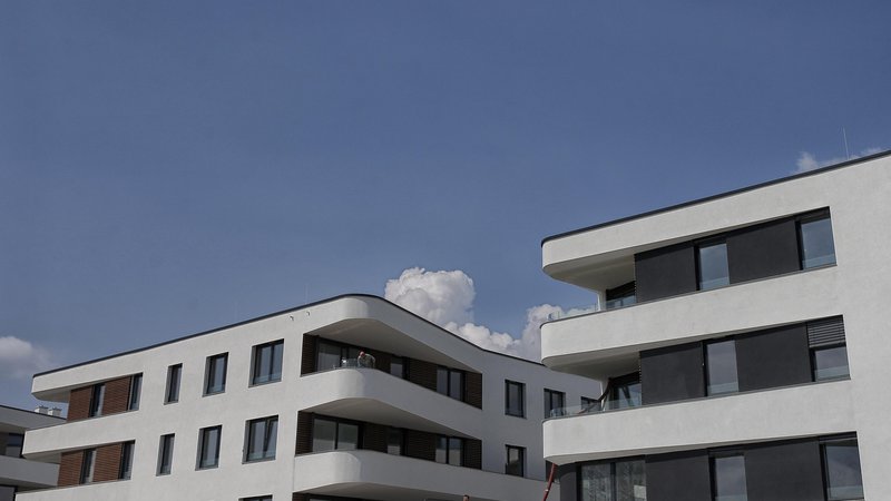 Fotografija: Januarja je bilo z izdanimi gradbenimi dovoljenji za stavbe načrtovanih 325 stanovanj. FOTO: Blaž Samec/Delo
