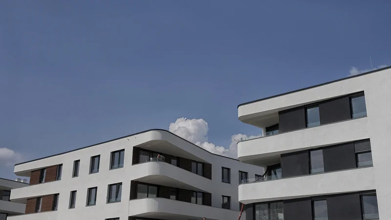 Fotografija: Januarja je bilo z izdanimi gradbenimi dovoljenji za stavbe načrtovanih 325 stanovanj. FOTO: Blaž Samec/Delo
