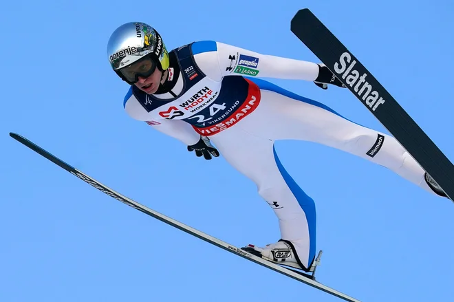 Peter Prevc je v prvi seriji poletel 236 metrov. FOTO: Terje Bendiksby/AFP
