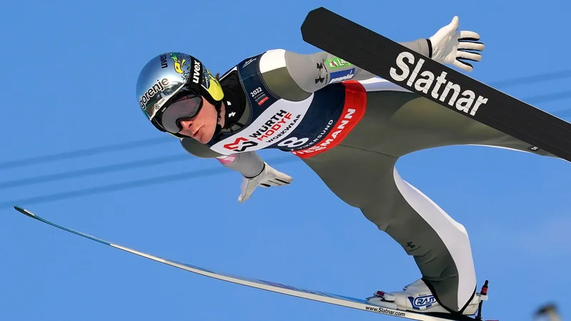 Domen Prevc drži tretje mesto. FOTO: Terje Bendiksby/AFP
