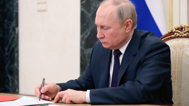Fotografija: Putin je upravnik dezinformacijskega stroja, ki melje vsa dejstva in jih z brezprizivno samoumevnostjo ponuja svetu kot resnico. FOTO: Sputnik Via Reuters
