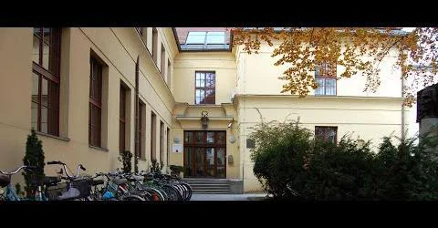 V Plečnikovi stavbi na Aškerčevi domujejo že 62 let. Foto Zajem zaslona
