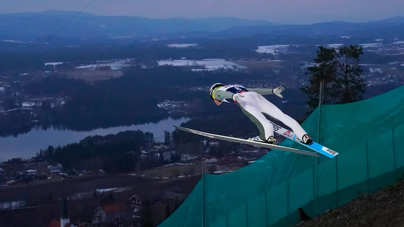 Fotografija: Domnu Prevcu se je razprostrl takšen razgled na Vikersund. FOTO: Terje Bendiksby/AFP