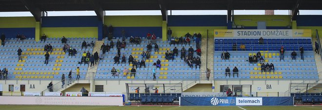 Gledalci na štadionu ob Kamniški Bistrici niso videli golov. FOTO: Jože Suhadolnik/Delo

