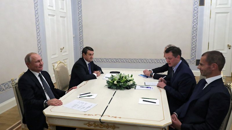 Fotografija: Predsednik Evropske nogometne zveze Aleksander Čeferin (desno) in predsednik Rusije Vladimir Putin sta nekoč že sedela za isto mizo in govorila o prijetnejših športnih temah, kot je bilo denimo SP 2018 v Rusiji. FOTO: Sputnik/Reuters
