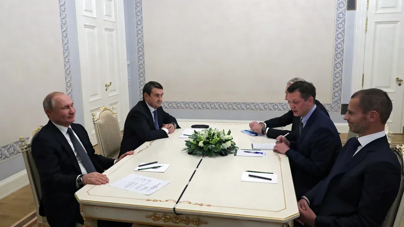 Fotografija: Predsednik Evropske nogometne zveze Aleksander Čeferin (desno) in predsednik Rusije Vladimir Putin sta nekoč že sedela za isto mizo in govorila o prijetnejših športnih temah, kot je bilo denimo SP 2018 v Rusiji. FOTO: Sputnik/Reuters