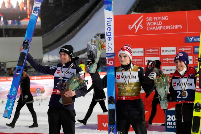 Timi Zajc (levo) je na zmagovalnem odru hitro pozabil na razerve pri poletih krepko preko 230 m. FOTO: Terje Bendiksby/AFP
