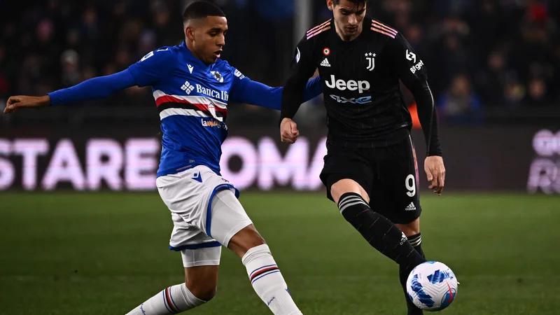 Fotografija: Juventusov napadalec Alvaro Morata (desno) je bil osrednji mož dvoboja na štadionu Luigi-Ferraris v Genovi, kjer je za Sampdorio edini gol dosegel nemški igralec Abdelhamid Sabiri (levo). FOTO: Marco Bertorello/AFP