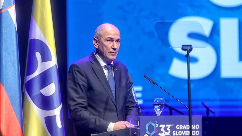 Fotografija: »Čez sedem let se bo Slovenija prebila na prvo mesto kot najbolj zaželena destinacija na svetu po kvaliteti življenja.« je napovedal Janez Janša. FOTO: BlaŽ Samec/Delo
