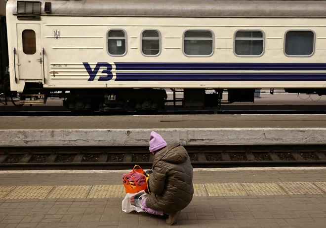 Skozi Lviv se je v preteklih dneh proti Poljski odpravilo na tisoče beguncev. Foto Kai Pfaffenbach/Reuters
