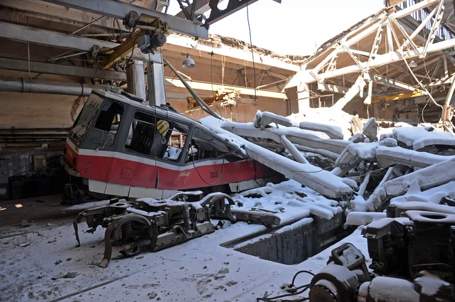 Na vzhodu Ukrajine se ruske sile približujejo Harkovu in Mariupolju, kjer naj bi poskušale obkoliti ukrajinske borce. Na fotografiji uničena postaja za tramvaj v Harkovu. FOTO: Sergey Bobok/AFP

