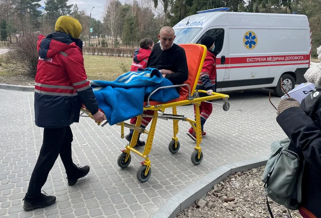 Število žrtev vojne narašča. FOTO: Roman Baluk/Reuters
