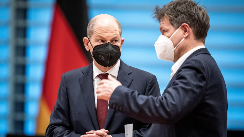 Fotografija: Kancler Olaf Scholz in minister za gospodarstvo in klimatske politike Robert Habeck pred težko odločitvijo, ali naj Nemčija uvede embrago na ruske energente. FOTO: Michael Kappeler/Reuters