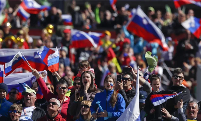 Navijači so tudi tokrat glasno spodbujali našega srebrnega olimpijca. FOTO: Matej Družnik/Delo
