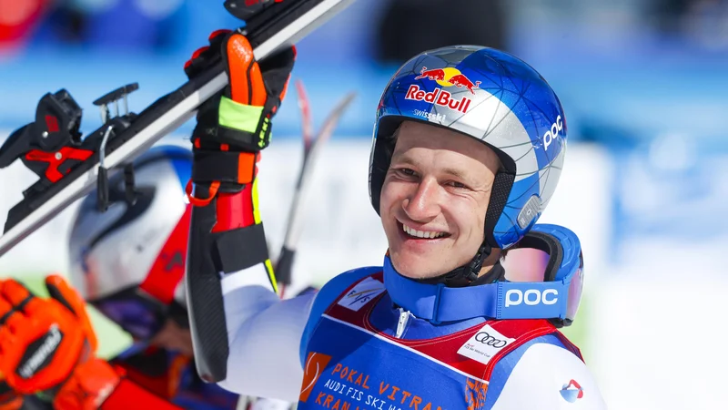 Fotografija: Marco Odermatt v Kranjski Gori ni skrival veselja ob imenitnem razpletu sezone. FOTO: Matej Družnik/Delo