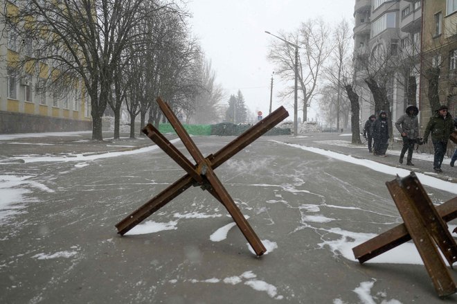 Naslednji dnevi, tedni in meseci bodo za Ukrajince izjemno težki. FOTO: Bulent Kilic/AFP
