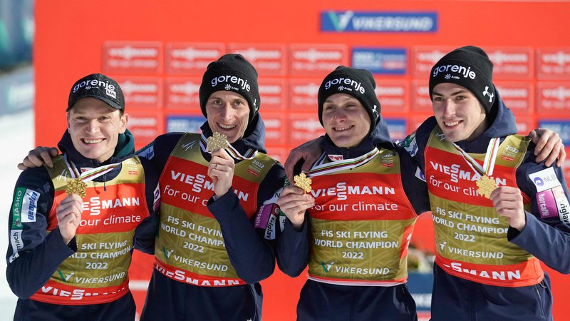 Fotografija: Anže Lanišek, Peter Prevc, Domen Prevc in Timi Zajc so Sloveniji prileteli zgodovinski naslov moštvenih svetovnih prvakov. FOTO: Terje Bendiksby/AFP

