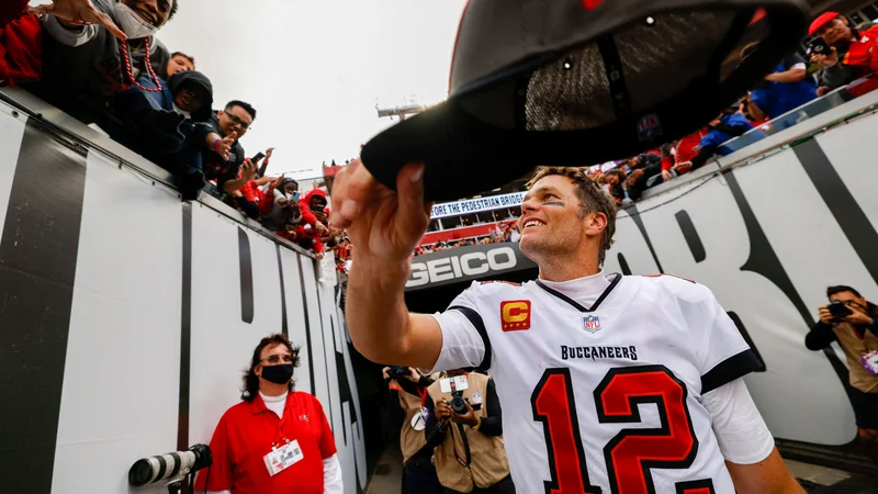 Fotografija: Tom Brady z navijači po zmagi nad Philadelphia Eagles v dodatnih kvalifikacijah za končnico. FOTO: Nathan Ray Seebeck/USA Today Sports