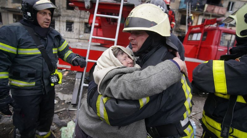 Fotografija: Starejša ženska objema gasilca, potem ko so jo evakuirali iz stanovanjske hiše v Kijevu, uničene v ruskem zračnem napadu.  Foto: Afp

 

 
