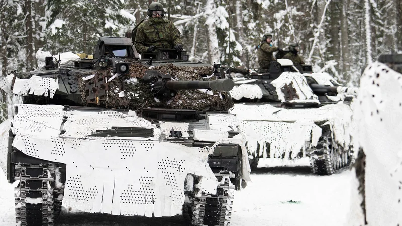 Fotografija: Namen vaje je preizkusiti in izboljšati pripravljenost zavezniških sil za bojevanje v težkih razmerah, ki jih prinašata mraz in arktično okolje. Foto: Alain Jocard/Afp
