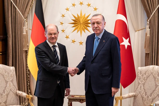 Kancler Scholz je ob srečanju z Erdoğanom tokrat izpustil sicer običajne obiske opozicije in predstavnikov civilne družbe. Foto Guido Bergmann/Reuters