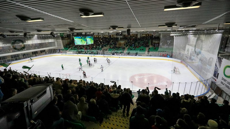 Fotografija: V Ljubljano se vrača hokejsko ozračje, tivolsko tekmo Olimpije in VSV si je pred dnevi ogledalo 3500 navijačev. FOTO: Črt Piksi/Delo
