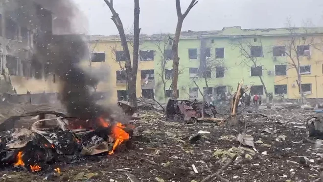 Uničena porodnišnica Mariupolju. V tem mestu je v skoraj dvotedenski blokadi in stalnem granatiranju umrlo več kot 2100 prebivalcev, so sporočile ukrajinske oblasti. FOTO:&nbsp;Ukraine Military /Reuters
