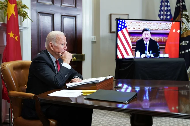 Ameriški predsednik Joe Biden se poskuša približati kitajskemu voditelju Xi Jinpingu, ki pa lahko ta prizadevanja uniči s podporo ruski agresiji.

Foto Mandel Ngan/AFP
