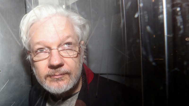 Fotografija: Ustanovitelj WikiLeaksa Julian Assange bi lahko v primeru obsodbe v ZDA preostanek življenja preživel za zapahi. FOTO: Simon Dawson/Reuters
