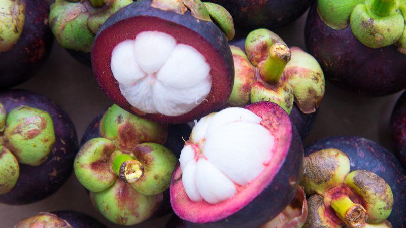 Fotografija: Tudi teže dostopne vrste sadja, kot so nangka ali jackfruit, bodeča anona, mangostin (na fotografiji), pripeljejo letala. FOTO: Shutterstock
