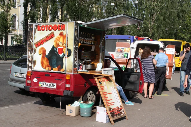 V svobodnih časih si je bilo mogoče v mestih na vsakem koraku privoš­čiti kavo. FOTO: Maja Grgič
