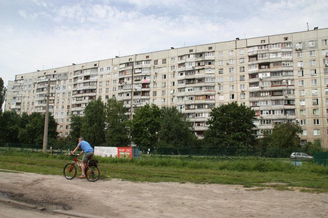 Naselje Saltovka v obleganem Harkovu je sovjetska dediščina, ki se spreminja v ruševine. FOTO: Maja Grgič
