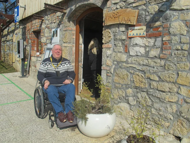 Hostel so urejali predvsem z mislijo na potrebe gibalno oviranih gostov, pravi Benjamin Žnidaršič, promotor dostopnega turizma.  FOTO: Simona Bandur
