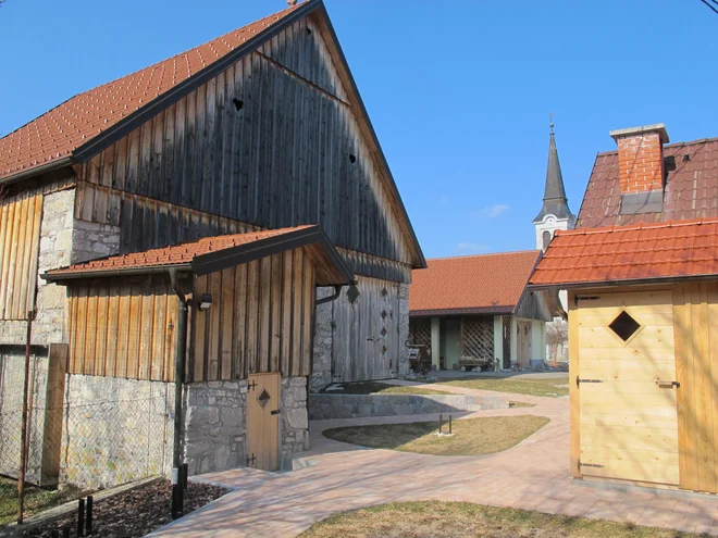 Rihtarjeva domačija nasproti cerkve sv. Nikolaja v Babnem Polju  FOTO: Simona Bandur
