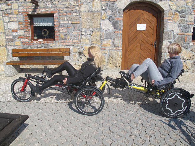 Ležeča kolesa pritegnejo številne goste, ne le gibalno oviranih, pravijo v zavodu Ars Viva.  FOTO: Simona Bandur
