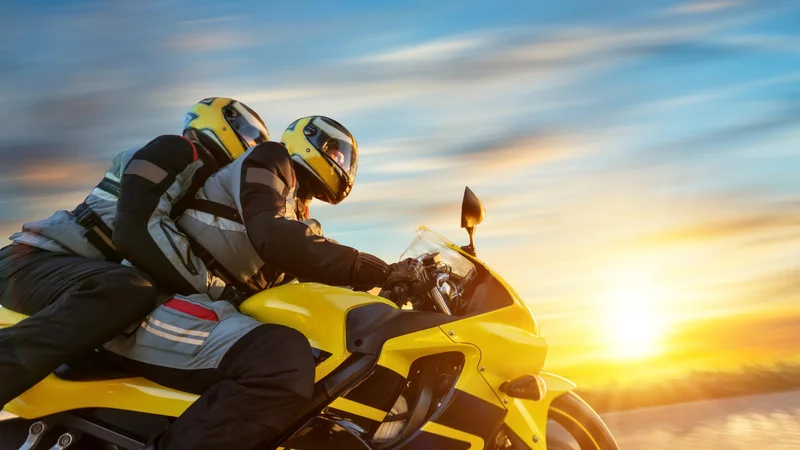 V letih 2020 in 2021 se je povečalo število povzročenih prometnih nesreč s smrtnim izidom voznikov enoslednih motornih vozil. FOTO: Depositphotos
