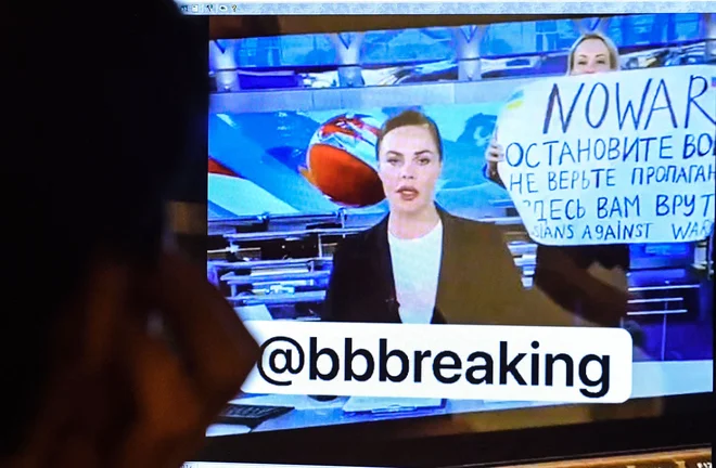 Protivojna protestnica je v glavni informativni oddaji na državnem ruskem Prvem kanalu v program vdrla s transparentom, ki je gledalce pozival, naj ne verjamejo propagandi, in pozival k ustavitvi vojne v Ukrajini. Kanal, ki rusko invazijo proputinovsko označuje za »posebno operacijo« za denacifikacijo Ukrajine, je po poročanju ruske tiskovne agencije Tass po oddaji objavil, da opravlja interni pregled incidenta. Na družabnih omrežjih so protestnico, ki je vdrla v program, identificirali kot Mario Ovsjanikovo, bila naj bi že priprta. Foto: Afp