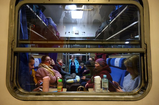 Več kot polovica ukrajinskih beguncev je prečkalo mejo s Poljsko FOTO: Fabrizio Bensch/Reuters
